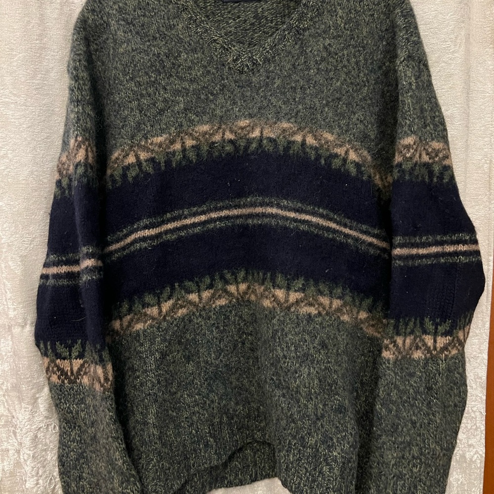Structure V-Neck Wool Sweater in Green and Navy